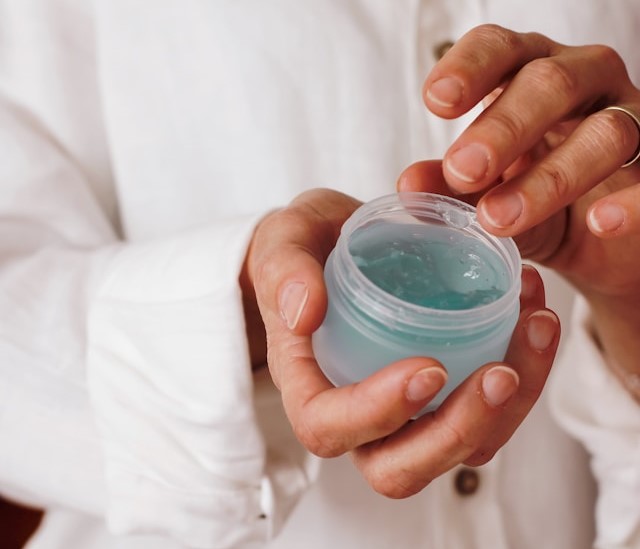 ジェルクリームを持ってる人の手の写真