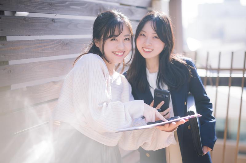 2人の女性の写真