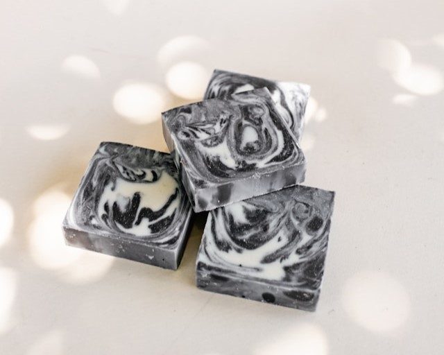 マーブル柄の手作り石けんの写真